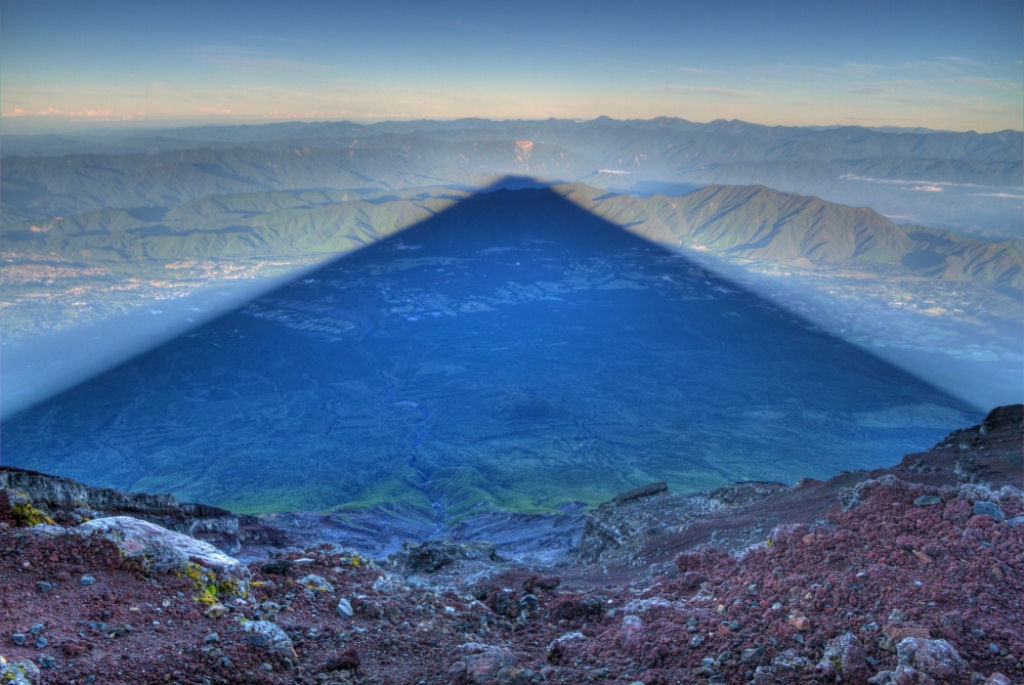 A sombra do Monte Fuji com 24 km de comprimento, Japão. Por Kris Boorman.