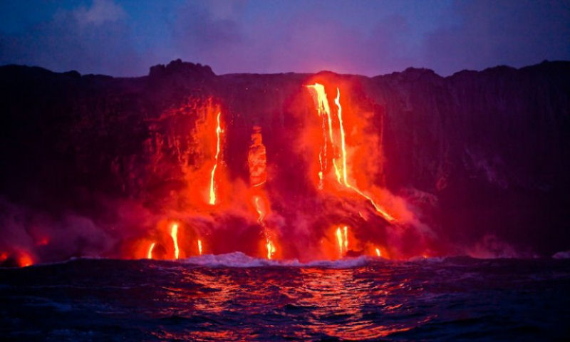 Erupção de água e fogo no Havaí.