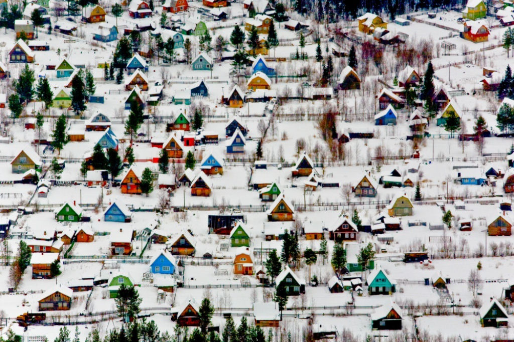 Um povoado de fantasia perto de Arkhangelsk, Rússia. Por Федор Савинцев.