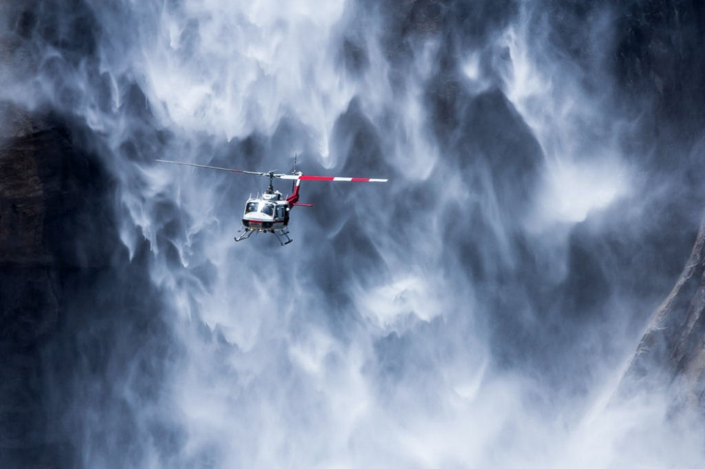 Helicóptero perto das cataratas de Yosemite, Estados Unidos. Por Adriano Neves.
