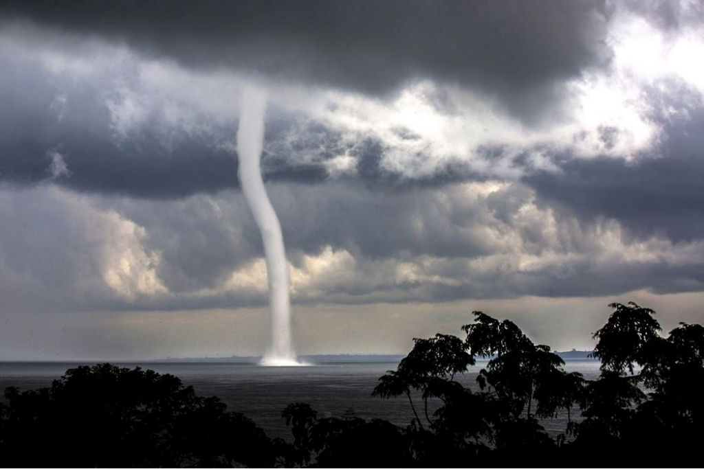 Tornado no lago Victoria, Uganda. Por Julia Cumes.