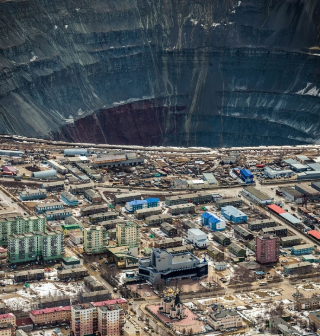 Assim são as minas de diamantes, Yakutia, Rússia.