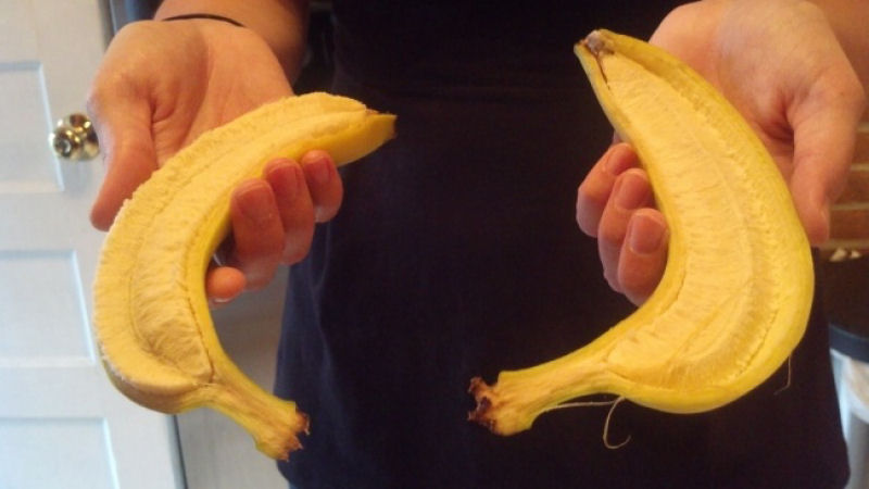 Banana, perfeitamente partida em dois.