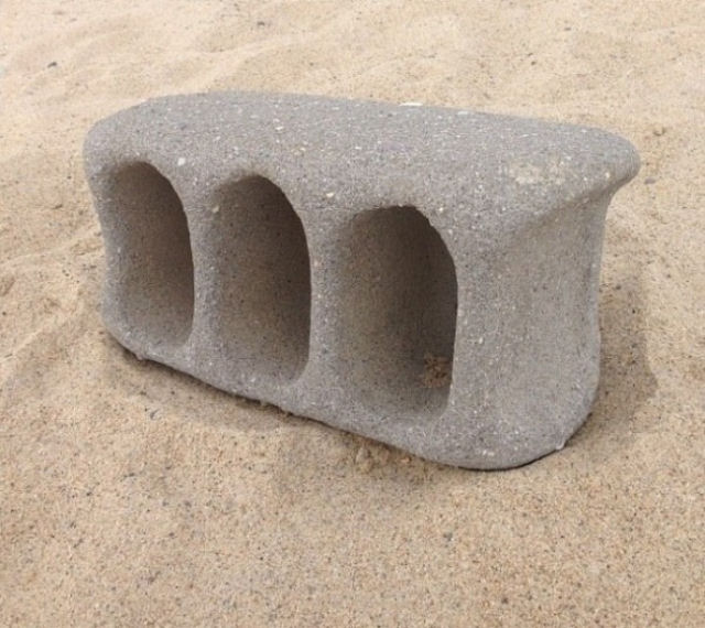 Um bloco de concreto, polido com perfeio pela gua do mar.