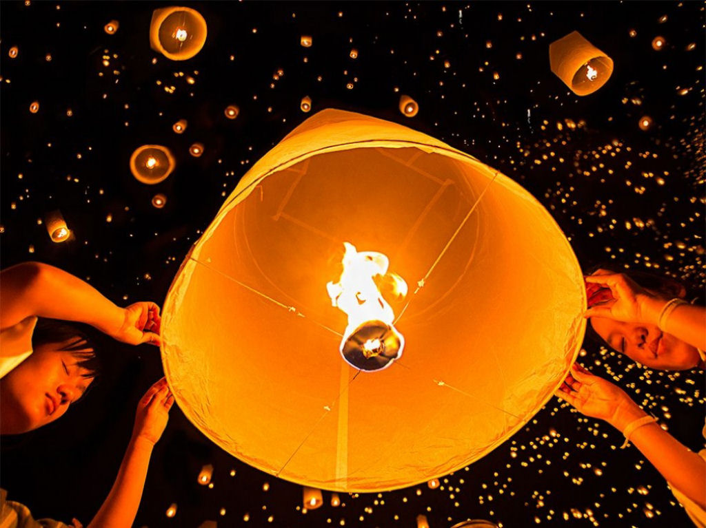 Festival das luzes em Chiang Mai, Tailndia. Por Sherry Zhao.