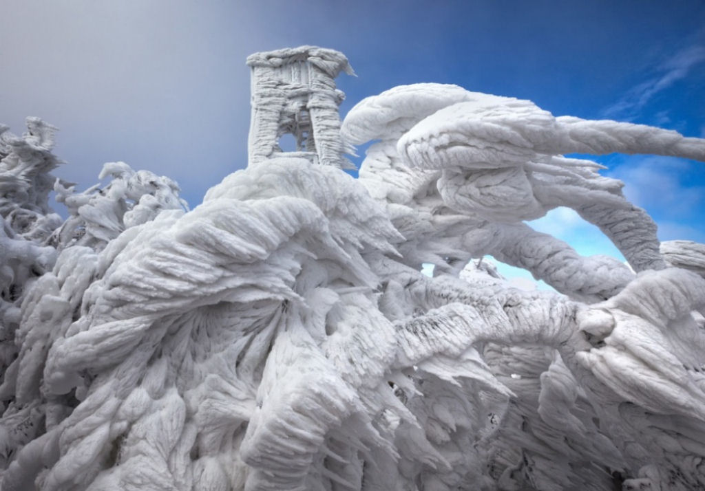 Espetaculares formaes de gelo no pico de uma montanha na Eslovnia.