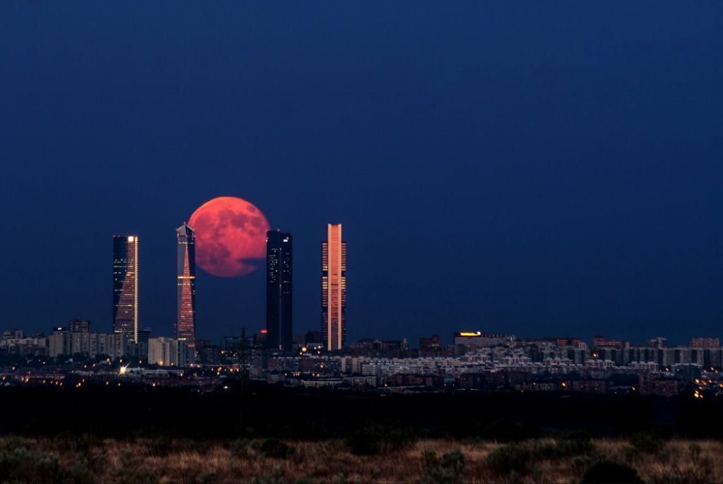 A Lua sobre Madri, Espanha. Por Yil Dori.