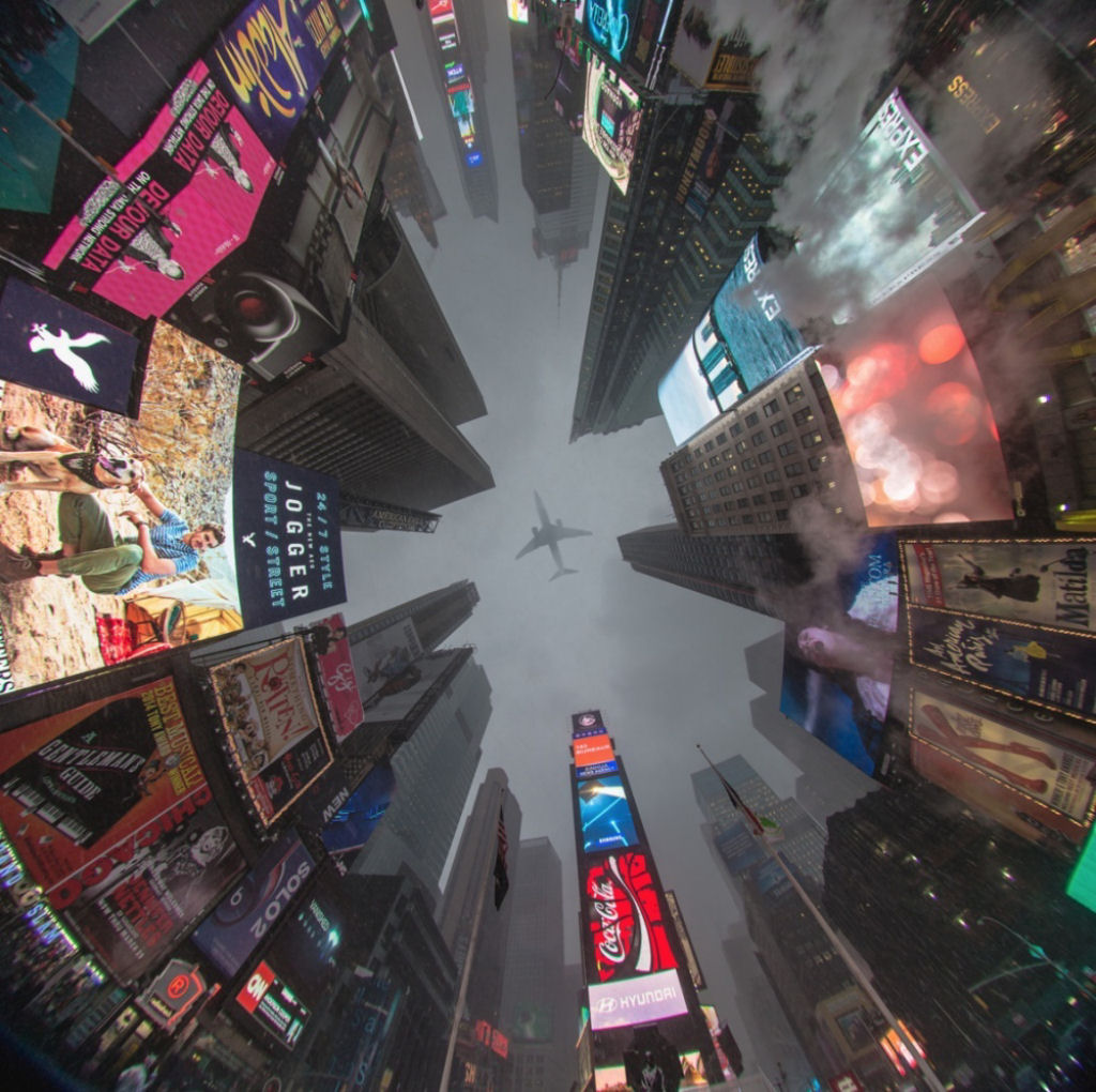 Times Square, Nova Iorqu7e, Estados Unidos. Vista de baixo. Por Andrew Thomas.