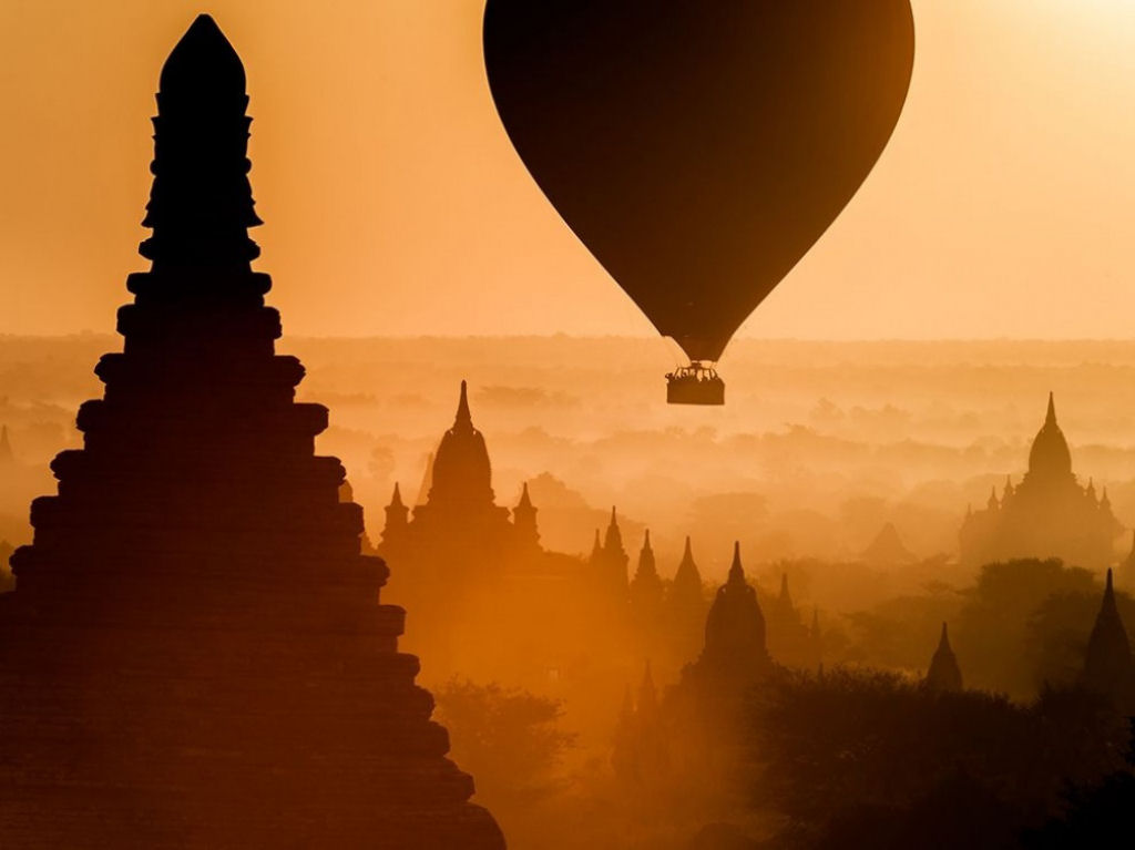 Amanhecer em Myanmar. Por Andy Ferrington.