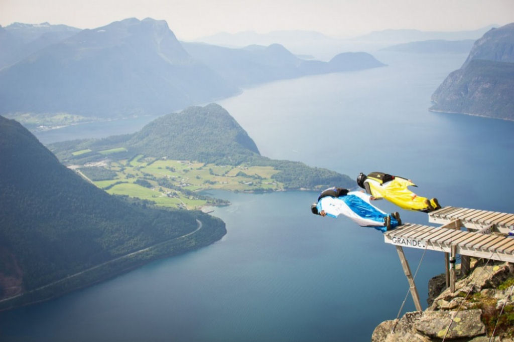 Competio anual de salto base na Noruega ganha quem abre por ltimo. Por Ratmir Nagimyanov.
