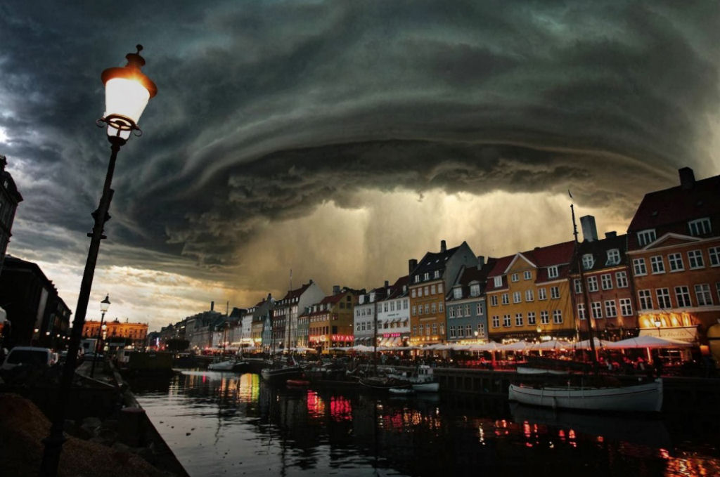 Prateleira com chuvas parciais. Copenhague, Dinamarca. Por Mutley Wallcroft.