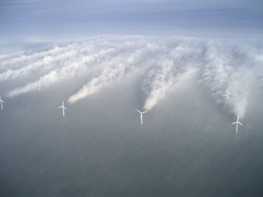 Turbinas eólicas no nevoeiro. Dinamarca.
