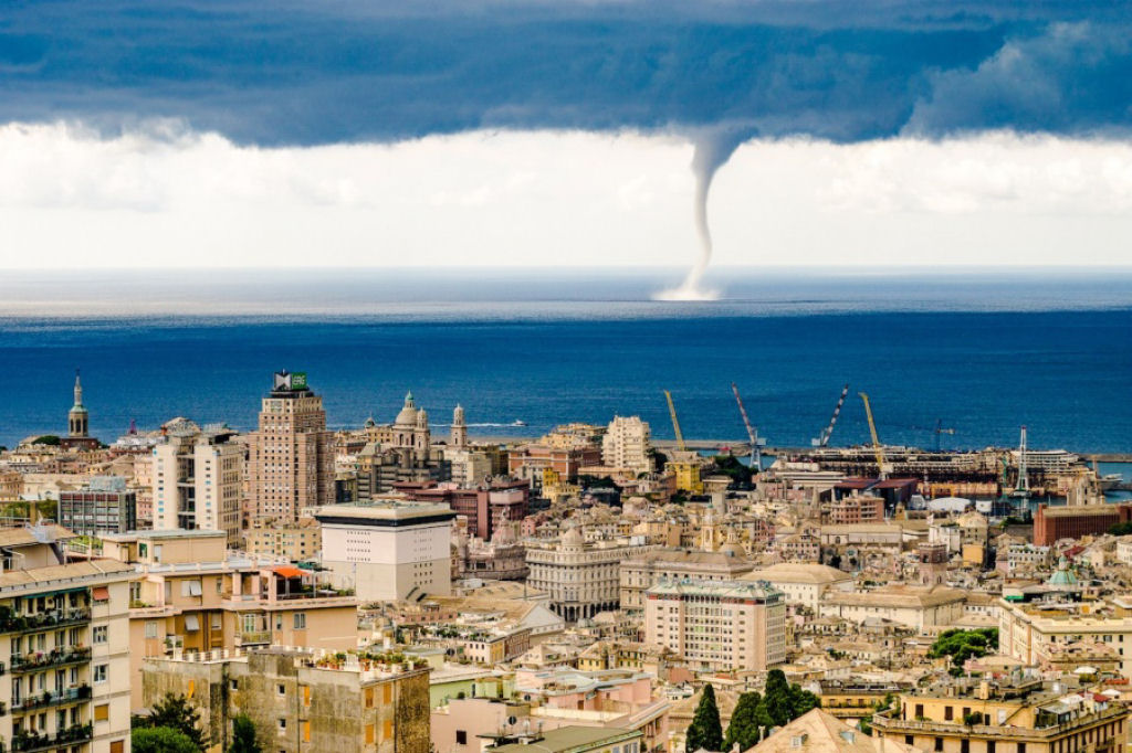 Um tornado em Gênova, Itália. Por Evgeny Drokov.