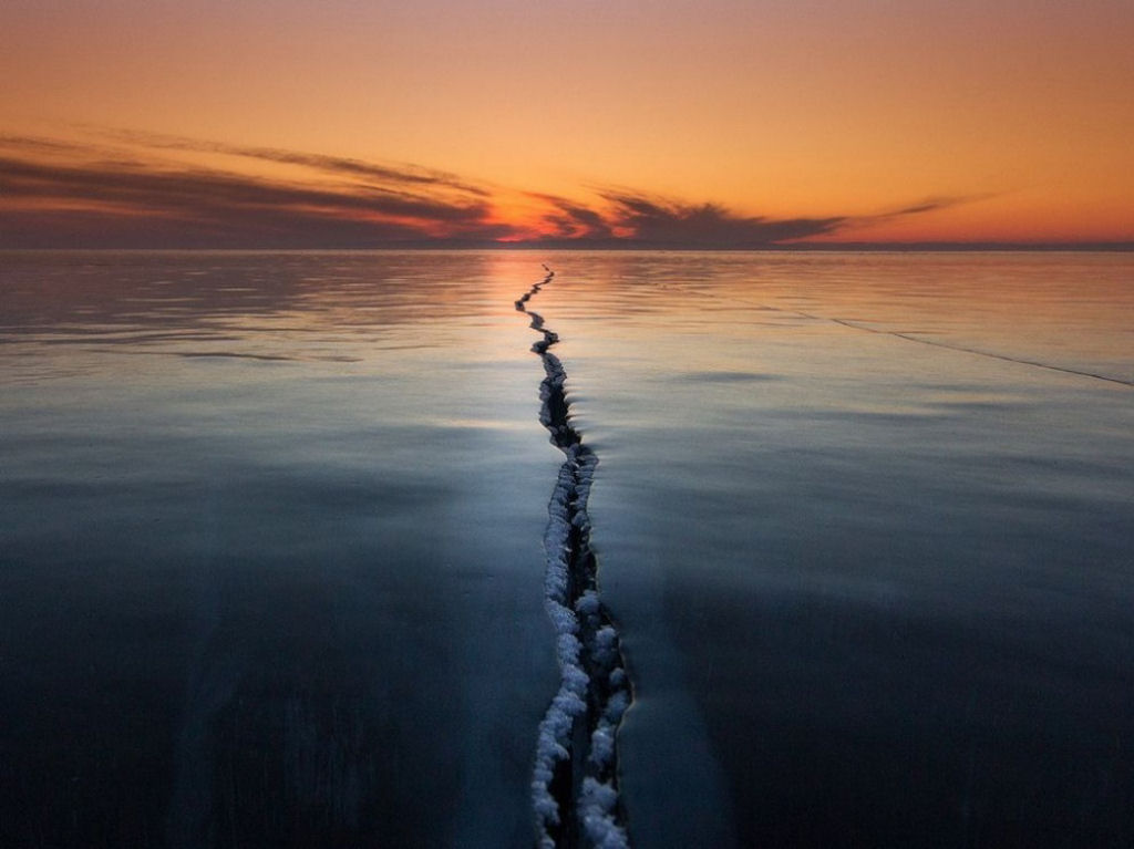 O lago Baikal congelado, na Rússia. Por Alexey Trofimov.