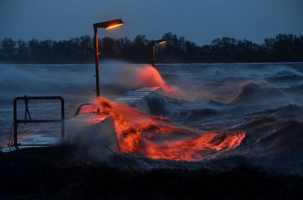 Cais em chamas. Por Jansen Photographie.