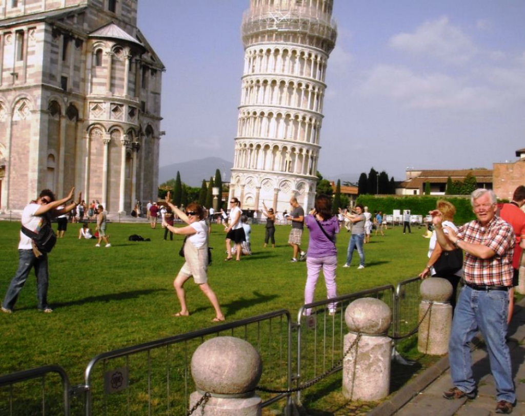 Turistas na torre inclinada de Pisa.