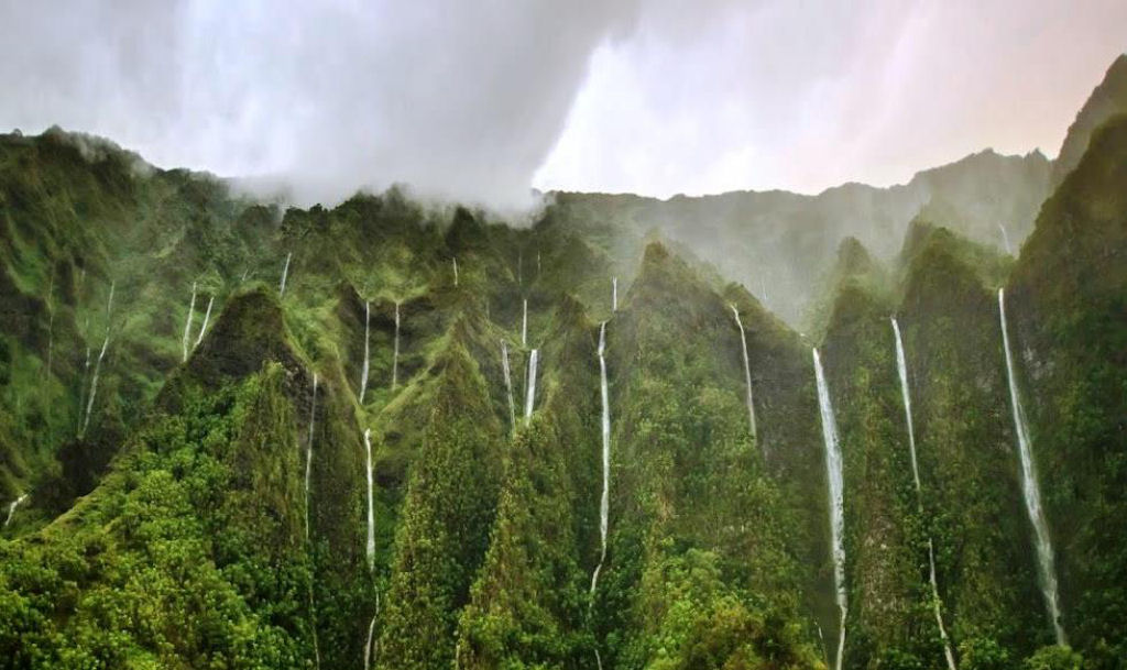 Terra de O'ahu e suas centenas de cachoeiras