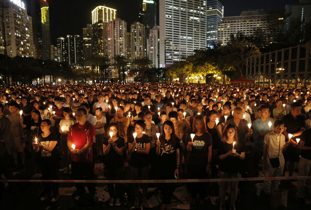 Dezenas de milhares de pessoas participam de uma vigília à luz de velas no Victoria Park, em Hong Kong, em 04 de junho de 2016, para lembrar as vítimas da repressão militar de 1989 em Pequim.