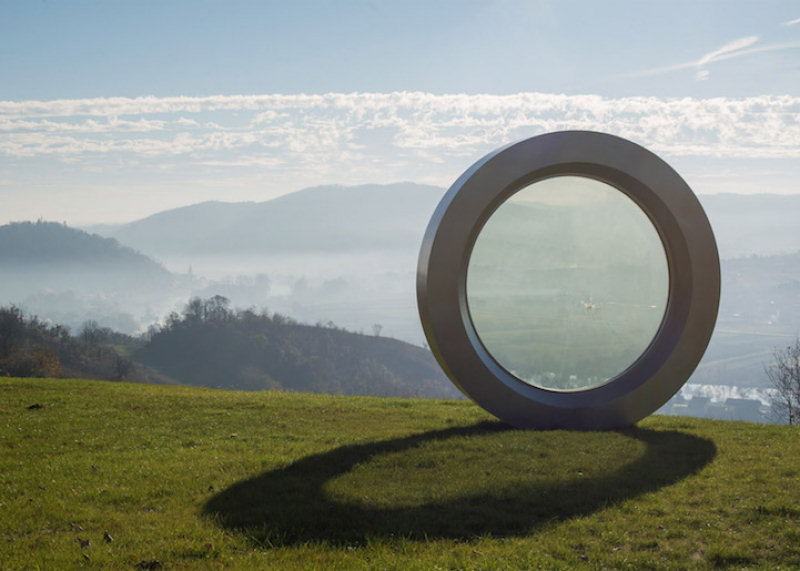 Escultura de lente da câmera gigante emBanovina, Croácia, presta homenagem ao fotógrafo Gordan Lederer tragicamente morto a tiros por um franco-atirador em 1991. 
