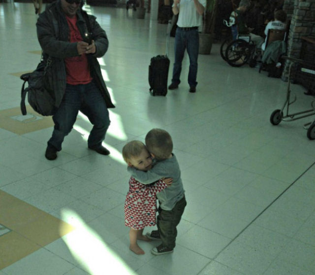 Estas crianas se encontraram pela primeira vez em um aeroporto e decidiram se abraar.