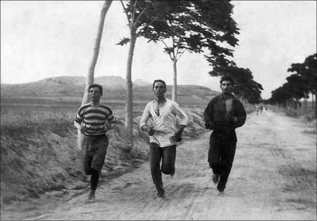 Corredores da maratona dos primeiros Jogos Olmpicos modernos celebrados em Atenas, Grcia em 1896.
