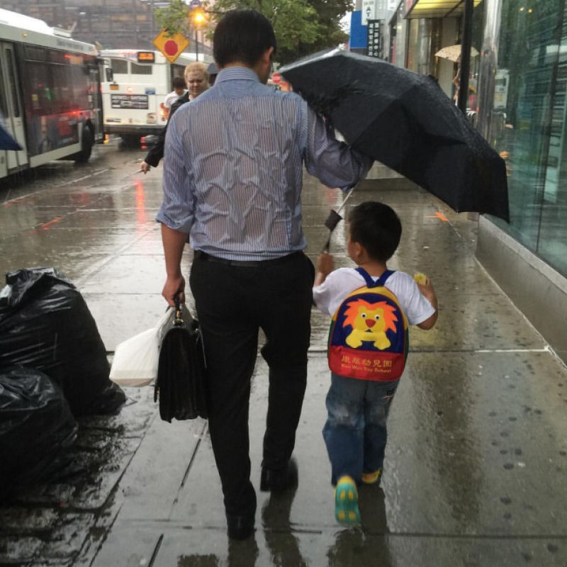 Os pais sempre vo proteger seus filhos contra a chuva, mesmo que fiquem encharcados.