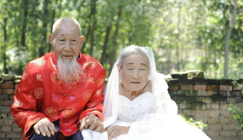Um casamento depois de 80 anos vivendo juntos.