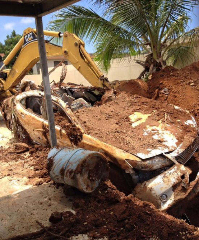 Em Porto Rico, um homem enterrou seu carro para cobrar o seguro.