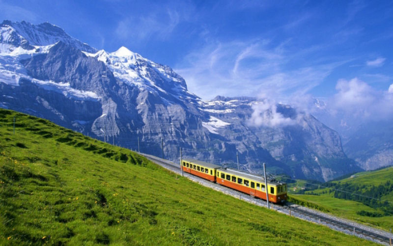 Trem nos Alpes, complemento de cor perfeita para uma paisagem 10.