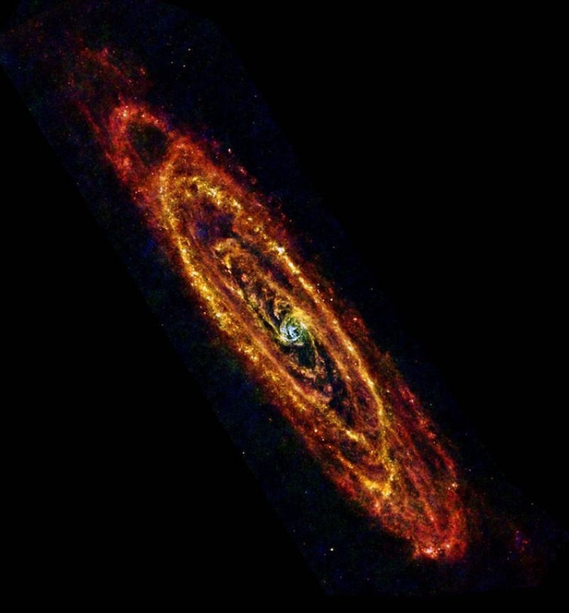 Esta  Andrmeda, a galxia mais prxima  Via Lctea, que se aproxima de ns a uma velocidade de 300 quilmetros por segundo. Acreditam que em uns 3 ou 5 bilhes de anos, ambas galxias poderiam colidir e se fundir formando uma galxia elptica gigante.