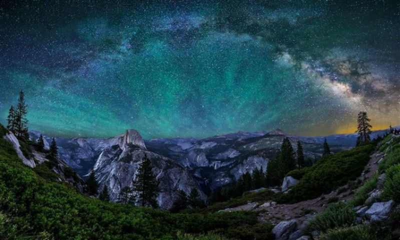 O cu noturno visto no Parque Nacional de Yosemite, na Califrnia, EUA.