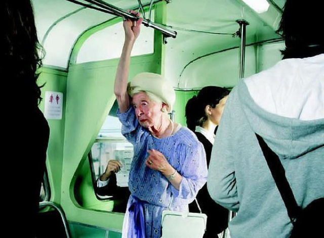 Estranhamente, ceder o assento no transporte pblico a pessoas idosas no  uma norma social aceita na Noruega.