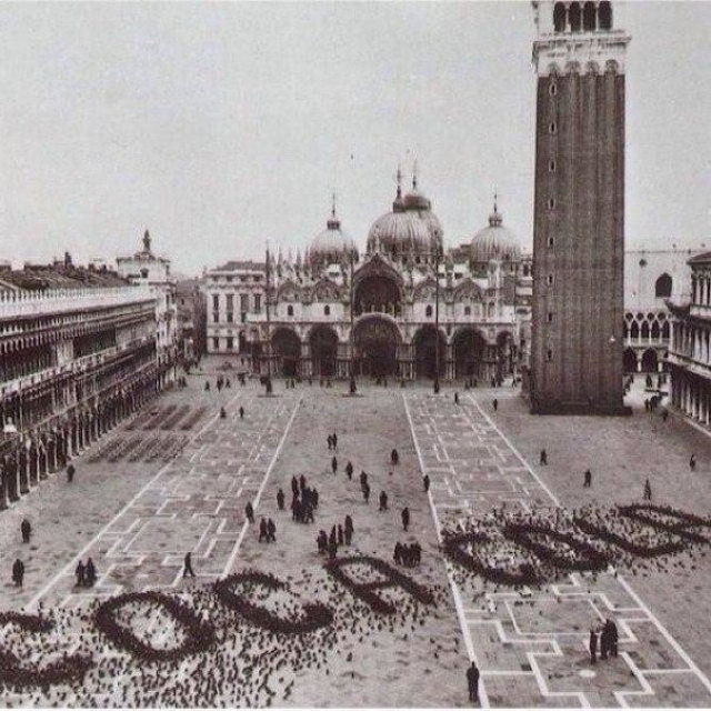 Publicidade da Coca Cola criada com comida para pombos em Veneza, finais dos anos 60.