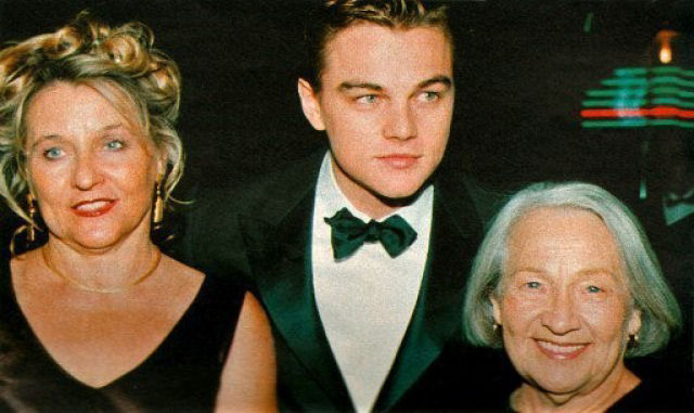 Leonardo DiCaprio com sua av Elena Smirnova e sua me na estria de Titanic.