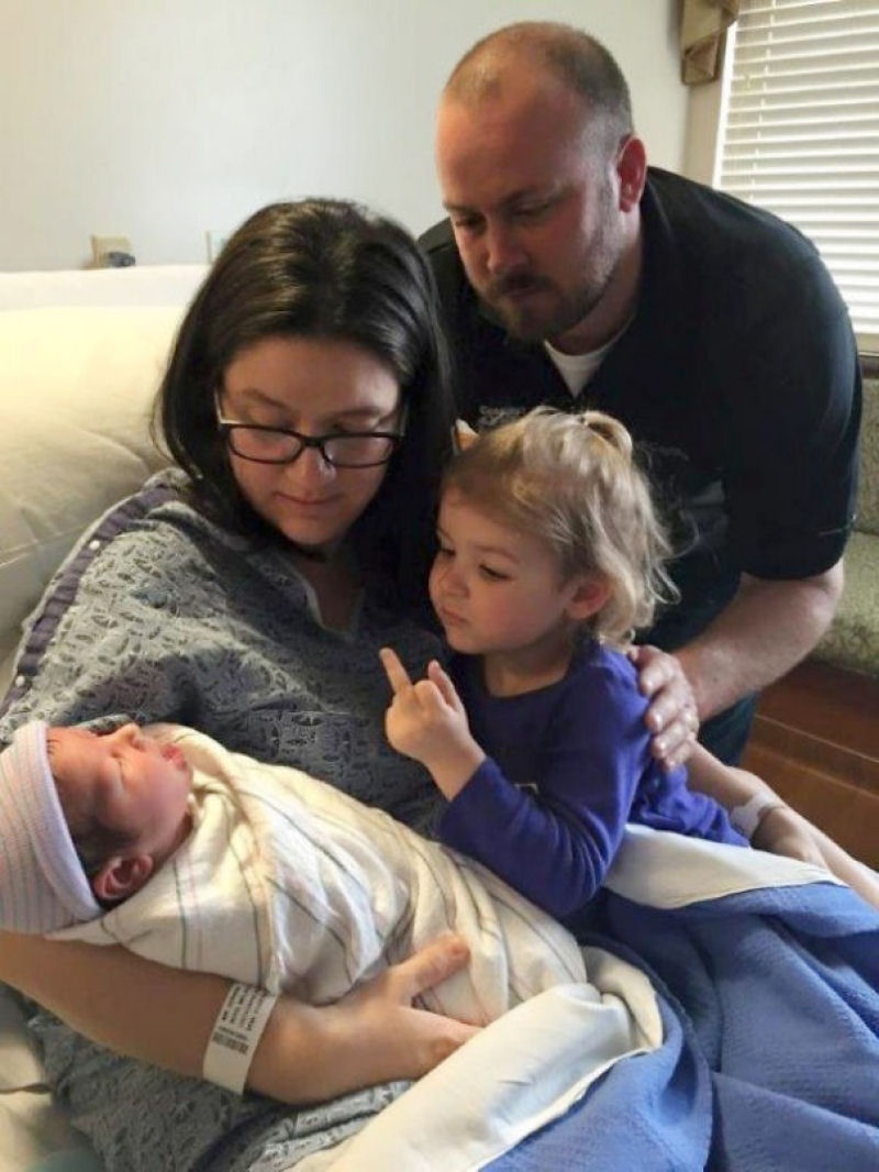 Irmã congratula-se com irmão recém-nascido à família.