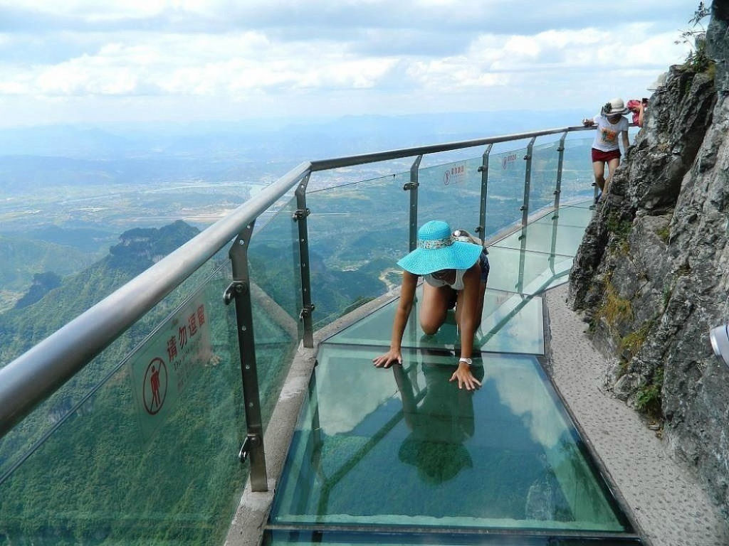 Passarela de vidro do terror (altura: 1.430 metros), China. Por my_tagimg.