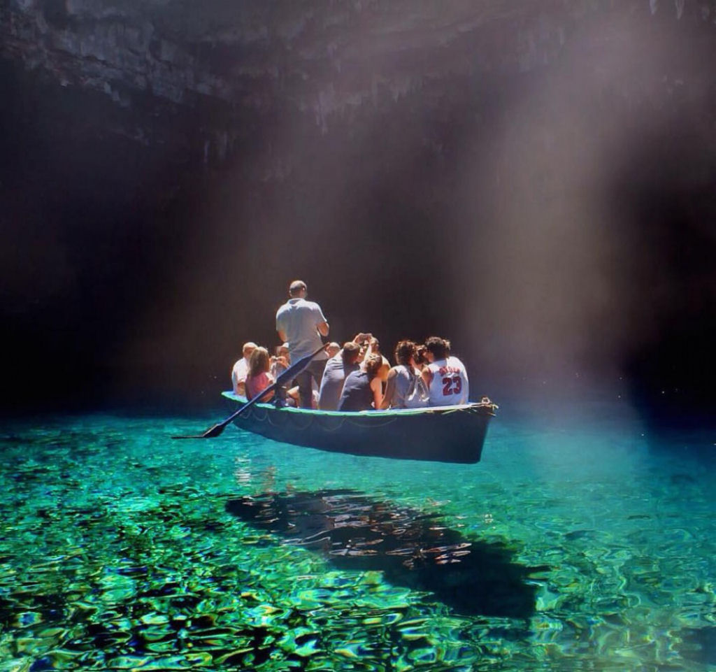 A água mais cristalina do mundo, Lago Melissani, Grécia. Por lewerta.