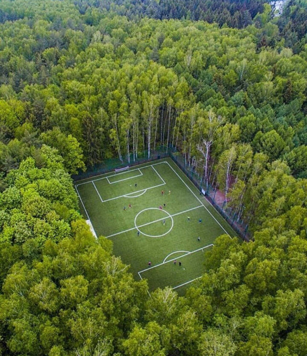 Um campo de futebol nos arredortes de Moscou.