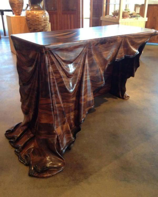 Uma mesa de madeira esculpida como tecido.