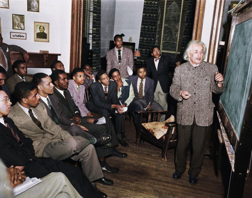 Nos 20 anos anteriores à sua morte, Einstein quase nunca aceitou convites para falar em universidades. Em 1946 ele quebrou sua regra auto-imposta para dar uma aula na Filadélfia.