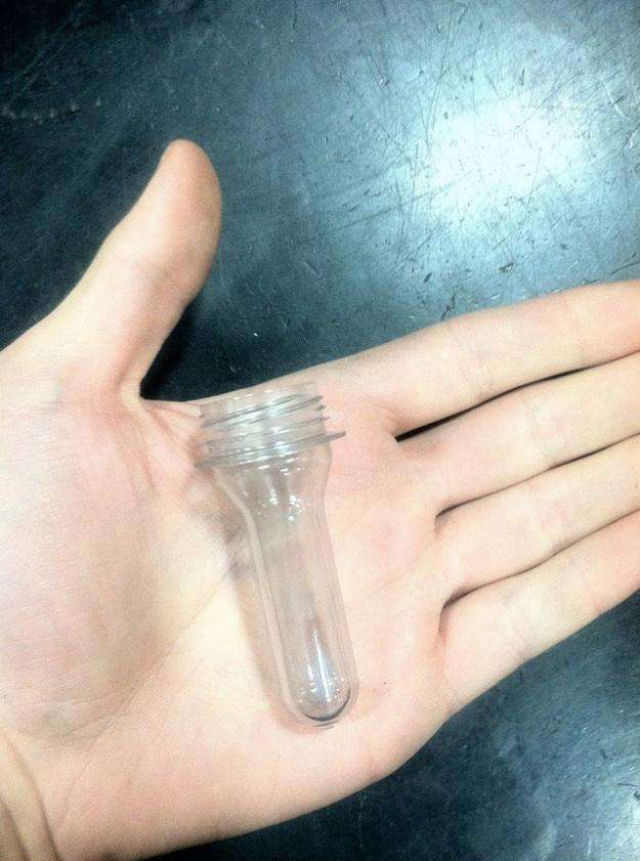 Uma garrafa PET de um litro antes de adicionar ar comprimido.