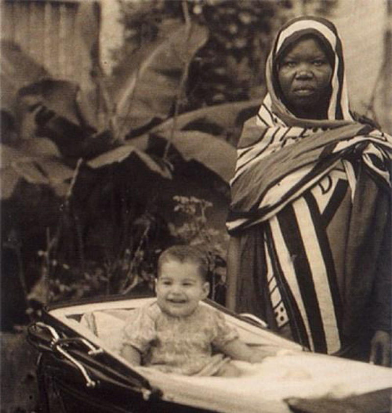 Em 1947, na colônia britânica de Zanzibar, na costa leste da África, uma babá exausta posa ao lado de uma criança chamada Farrokh Bulsara. Um quarto de século depois, a criança ganhará o pseudônimo de Freddie Mercury.