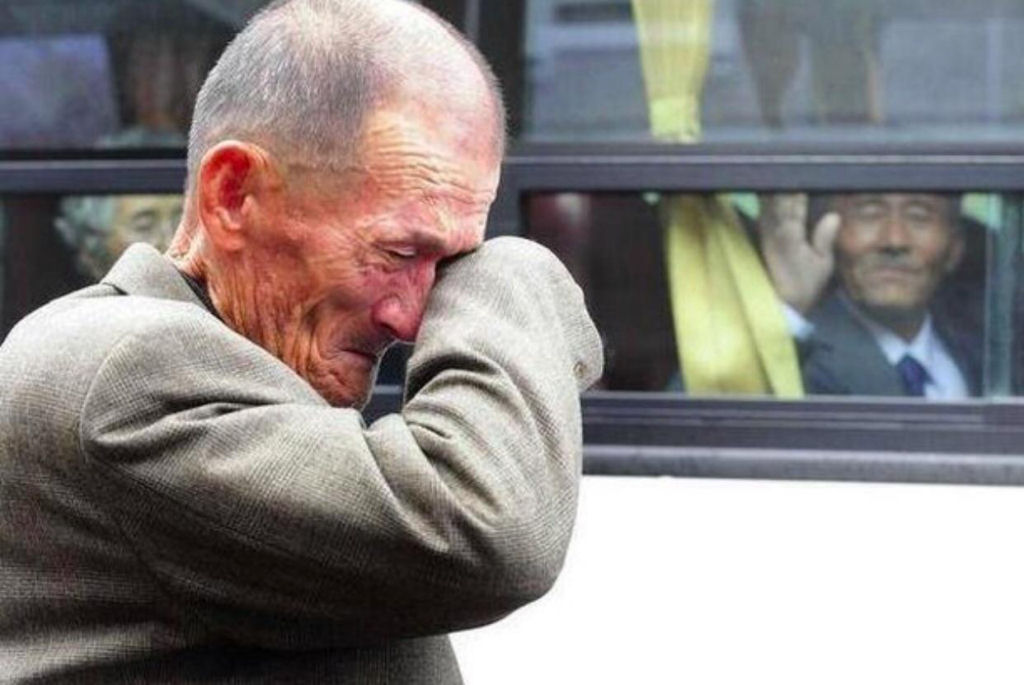 Um adeus (possivelmente o último) entre parentes norte e sul-coreanos depois de uma reunião de família separada por mais de 57 anos.