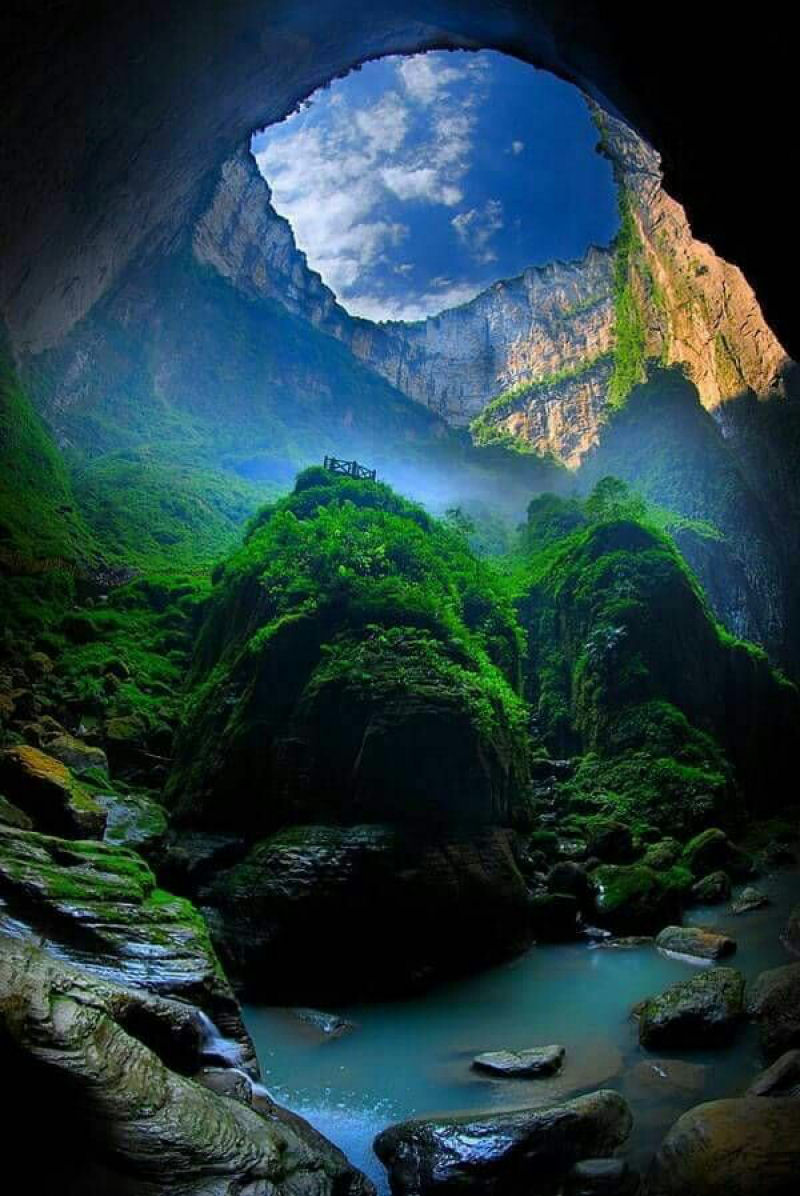 Entrada da caverna mais profunda na China.