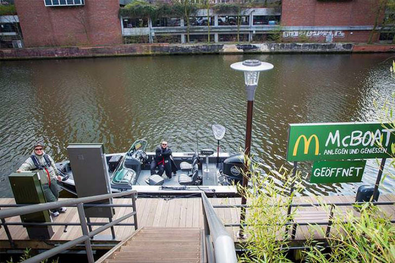 Um McDonalds com um drive-thru para barcos, na Alemanha.