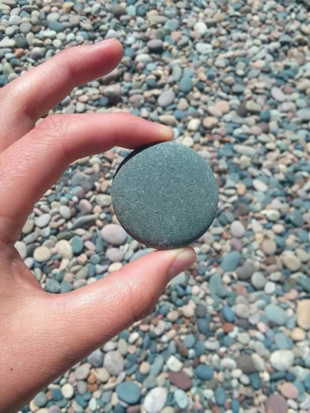 Uma pedra perfeitamente redonda. Ideal para fazer patinhos.