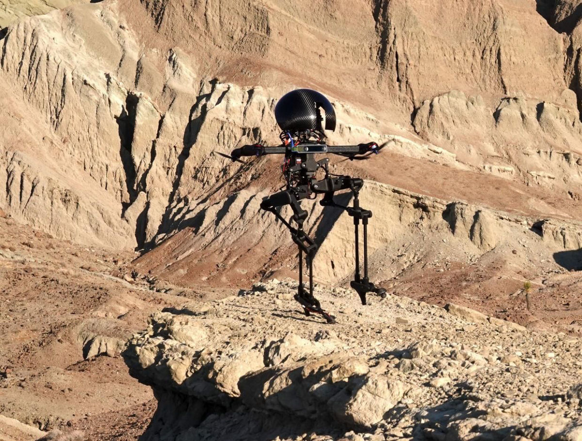 Com vocês, o primeiro drone que além de voar também caminha