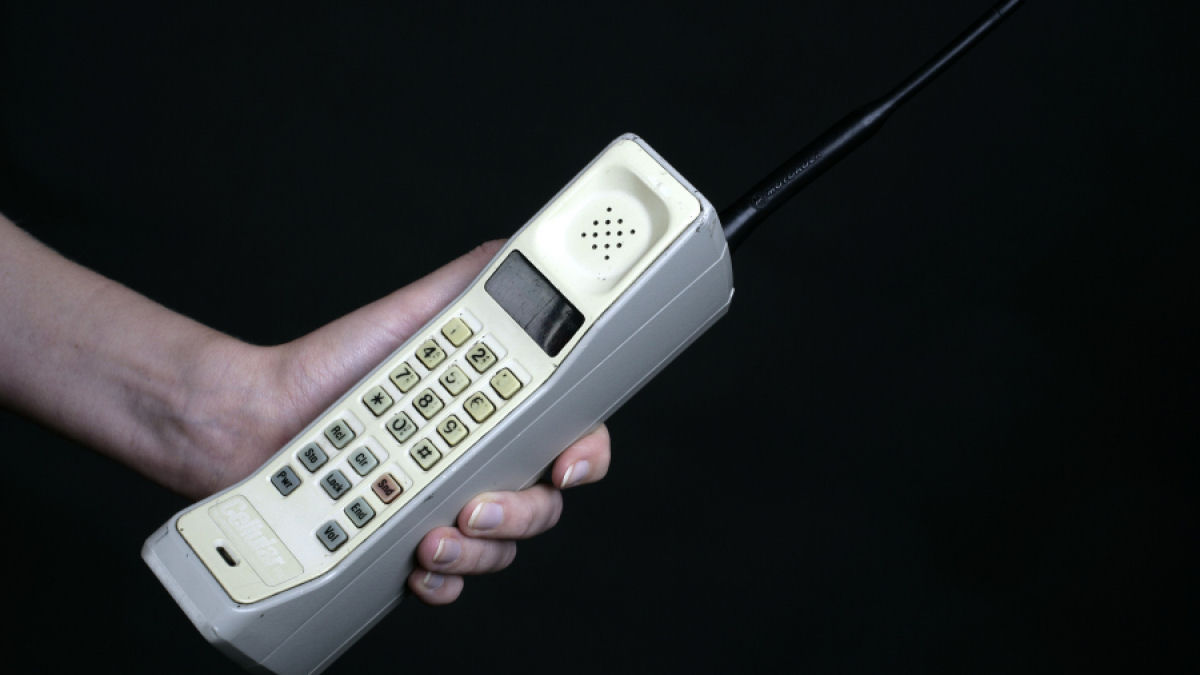 O primeiro celular era um tijolão de 1kg que custava 21 mil reais