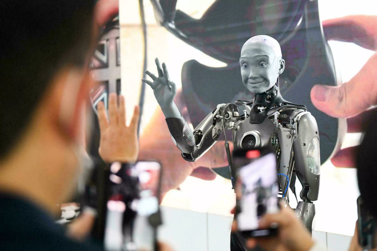 Robô humanoide realista Ameca interage com as perssoas durante uma exposição de tecnologia