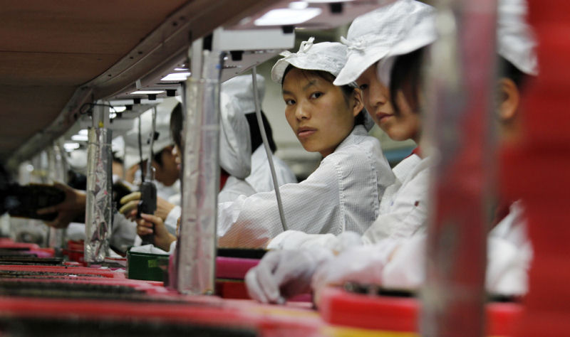 Crianças trabalham 16 horas ao dia por 70 centavos de dólar para fabricar o iPhone